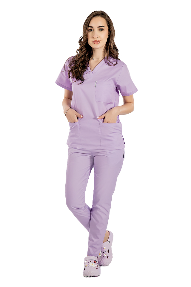 Costum medical lila, bluza cu anchior in V, trei buzunare si pantaloni cu elastic