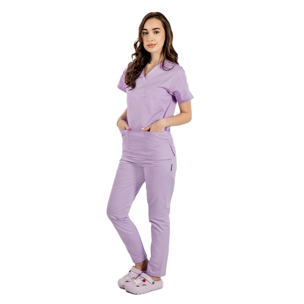 Costum medical lila, bluza cu anchior in V, trei buzunare si pantaloni cu elastic