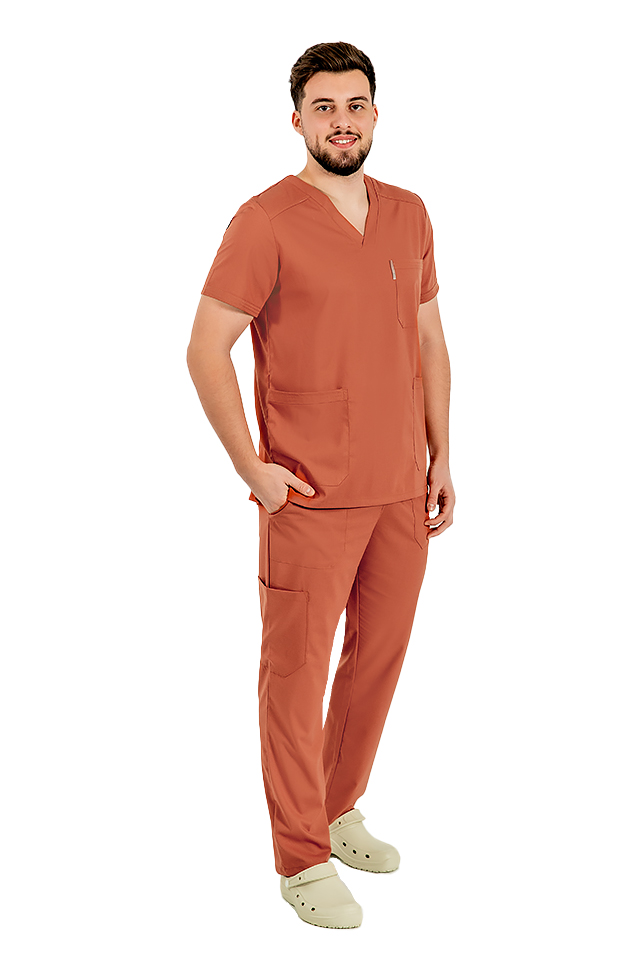 Costum medical stretch barbati caramel cu bluza in V si pantaloni cu snur si elastic