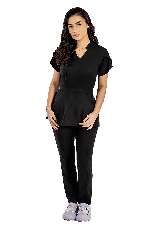 Costum medical stretch Alina, culoare negru, bluza cu cordon si pantaloni cu snur si elastic Costum medical stretch Alina, culoare negru, bluza cu cordon si pantaloni cu snur si elastic