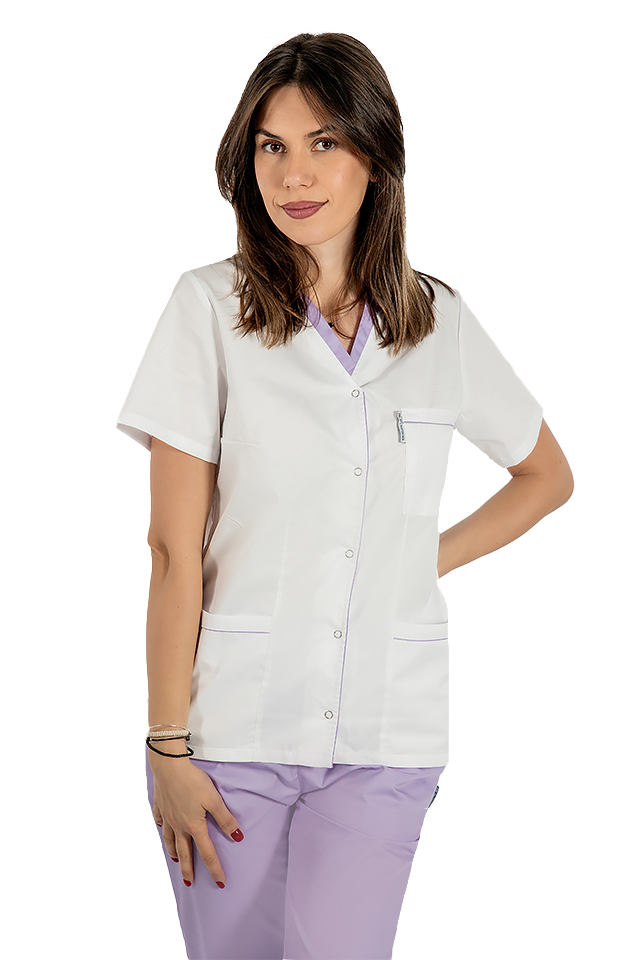 Halat medical cu elastan alb cu paspol lila, capse si trei buzunare aplicate