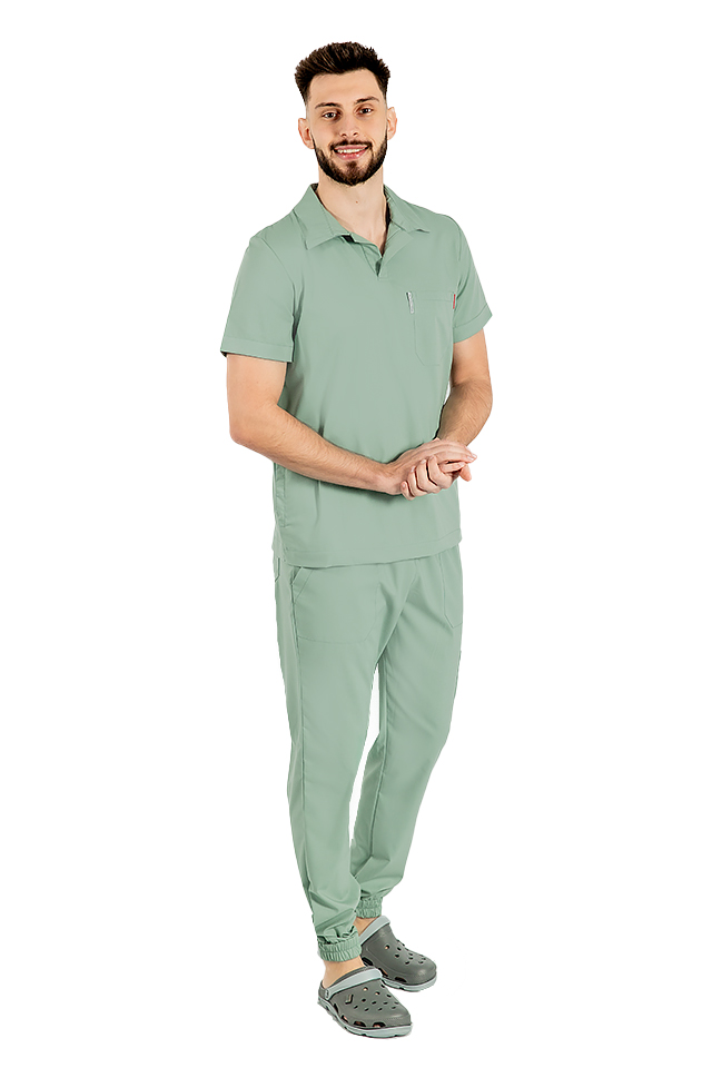 Costum medical stretch polo barbati olive, cu bluza in V si pantaloni tip jogger, cu snur si elastic