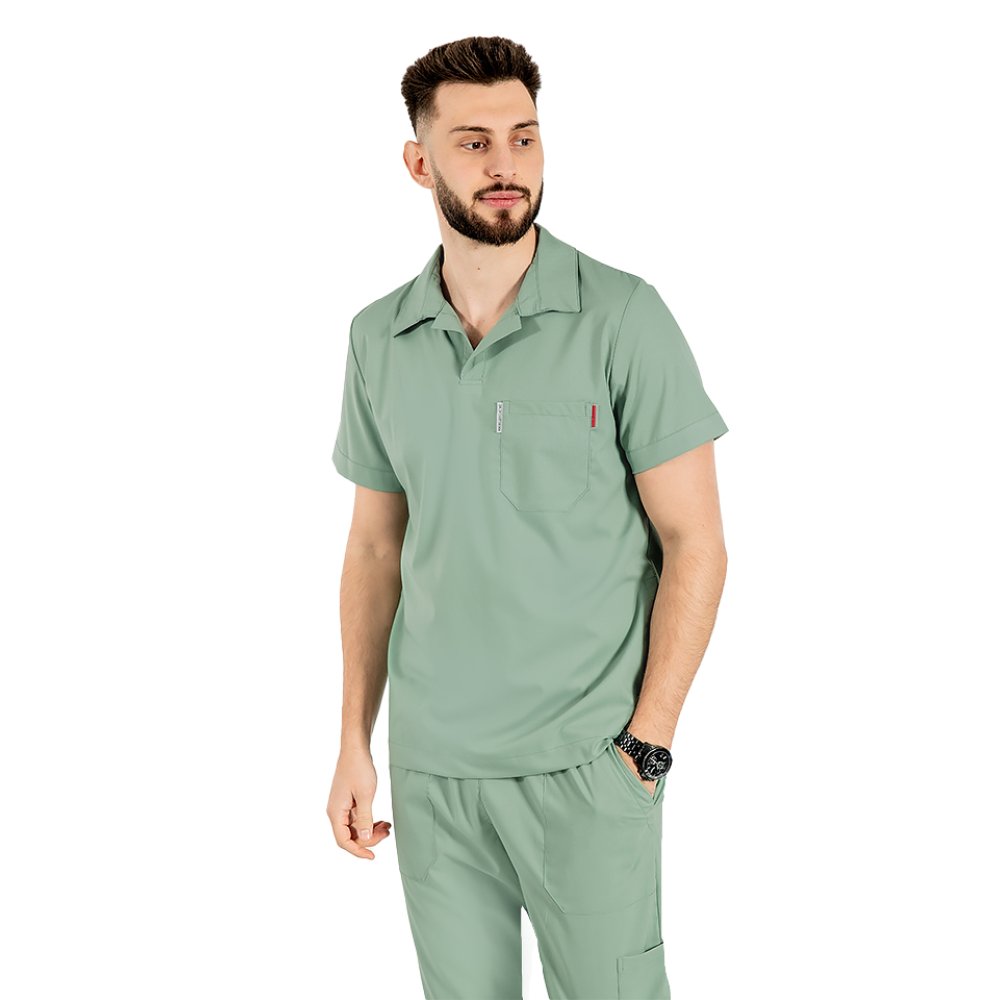 Costum medical stretch polo barbati olive, cu bluza in V si pantaloni tip jogger, cu snur si elastic
