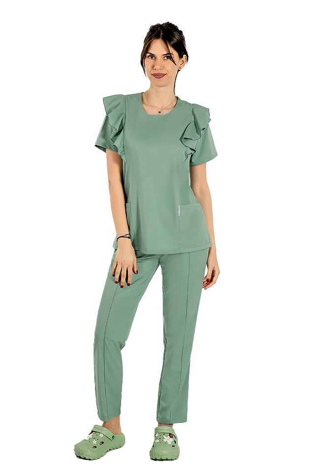 Costum medical stretch Cristina, culoare olive, bluza cu volane si pantaloni cu snur si elastic Costum medical stretch Cristina, culoare olive, bluza cu volane si pantaloni cu snur si elastic