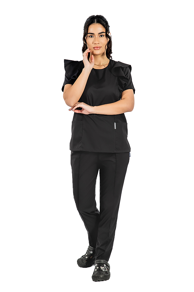 Costum medical stretch Cristina, culoare negru, bluza cu volane si pantaloni cu snur si elastic Costum medical stretch Cristina, culoare negru, bluza cu volane si pantaloni cu snur si elastic