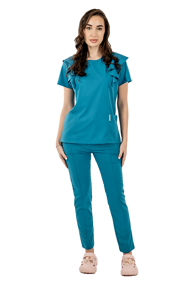 Costum medical stretch Cristina, culoare aqua, bluza cu volane si pantaloni cu snur si elastic Costum medical stretch Cristina, culoare aqua, bluza cu volane si pantaloni cu snur si elastic