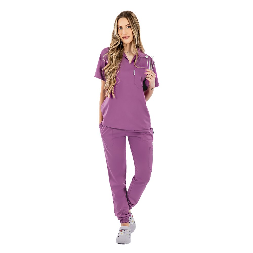 Costum medical stretch polo magenta, cu bluza in V si pantaloni tip jogger, cu snur si elastic