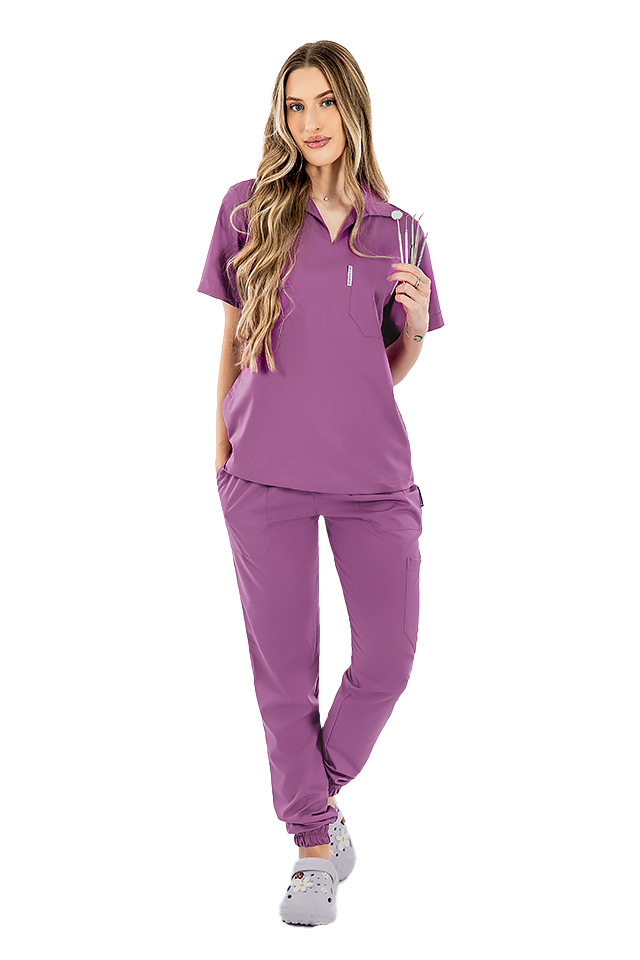 Costum medical stretch polo magenta, cu bluza in V si pantaloni tip jogger, cu snur si elastic Costum medical stretch polo magenta, cu bluza in V si pantaloni tip jogger, cu snur si elastic