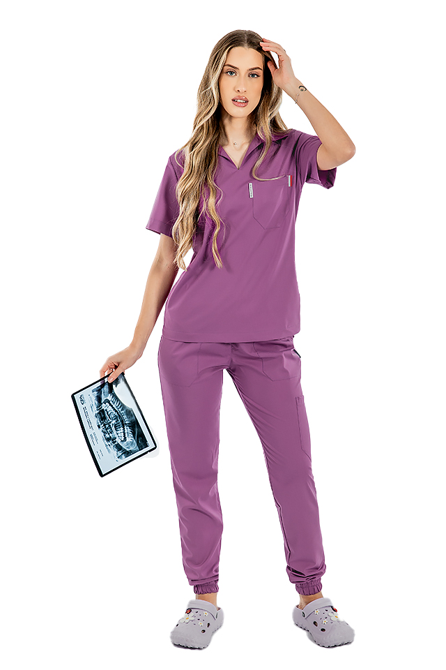 Costum medical stretch polo magenta, cu bluza in V si pantaloni tip jogger, cu snur si elastic