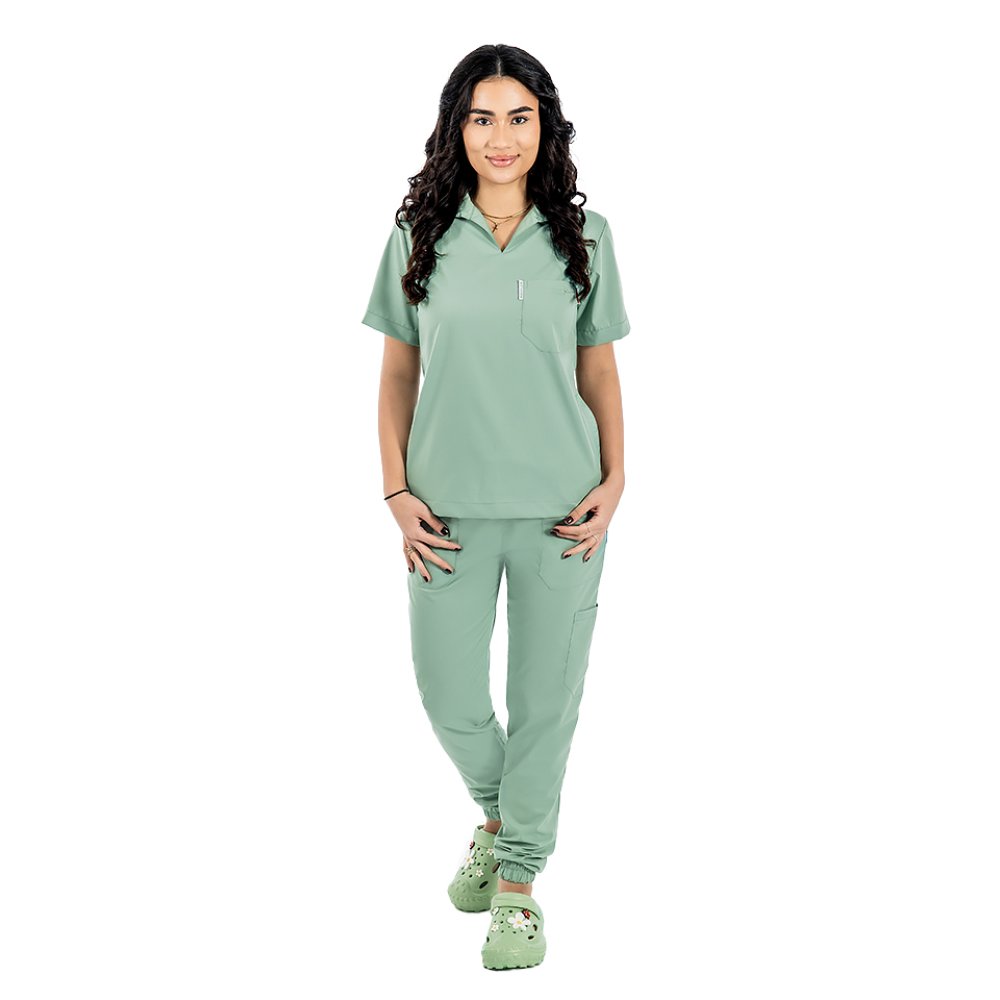 Costum medical stretch polo olive, cu bluza in V si pantaloni tip jogger, cu snur si elastic