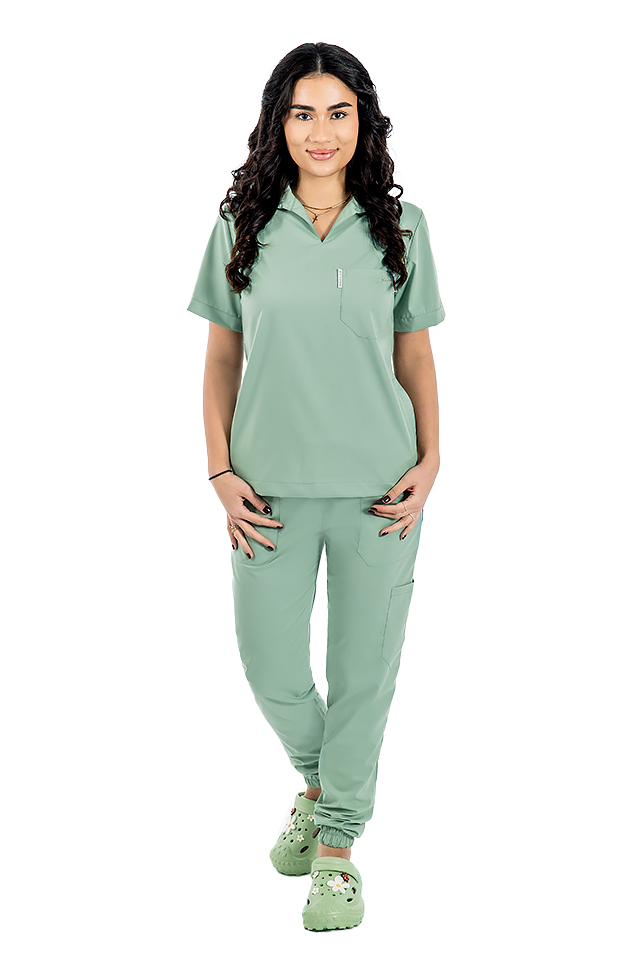 Costum medical stretch polo olive, cu bluza in V si pantaloni tip jogger, cu snur si elastic Costum medical stretch polo olive, cu bluza in V si pantaloni tip jogger, cu snur si elastic