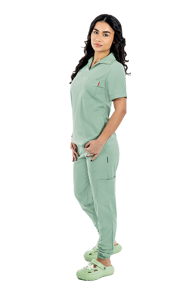 Costum medical stretch polo olive, cu bluza in V si pantaloni tip jogger, cu snur si elastic
