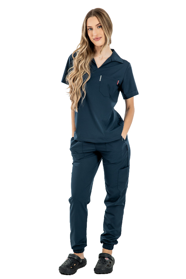 Costum medical stretch polo bleumarin, cu bluza in V si pantaloni tip jogger, cu snur si elastic