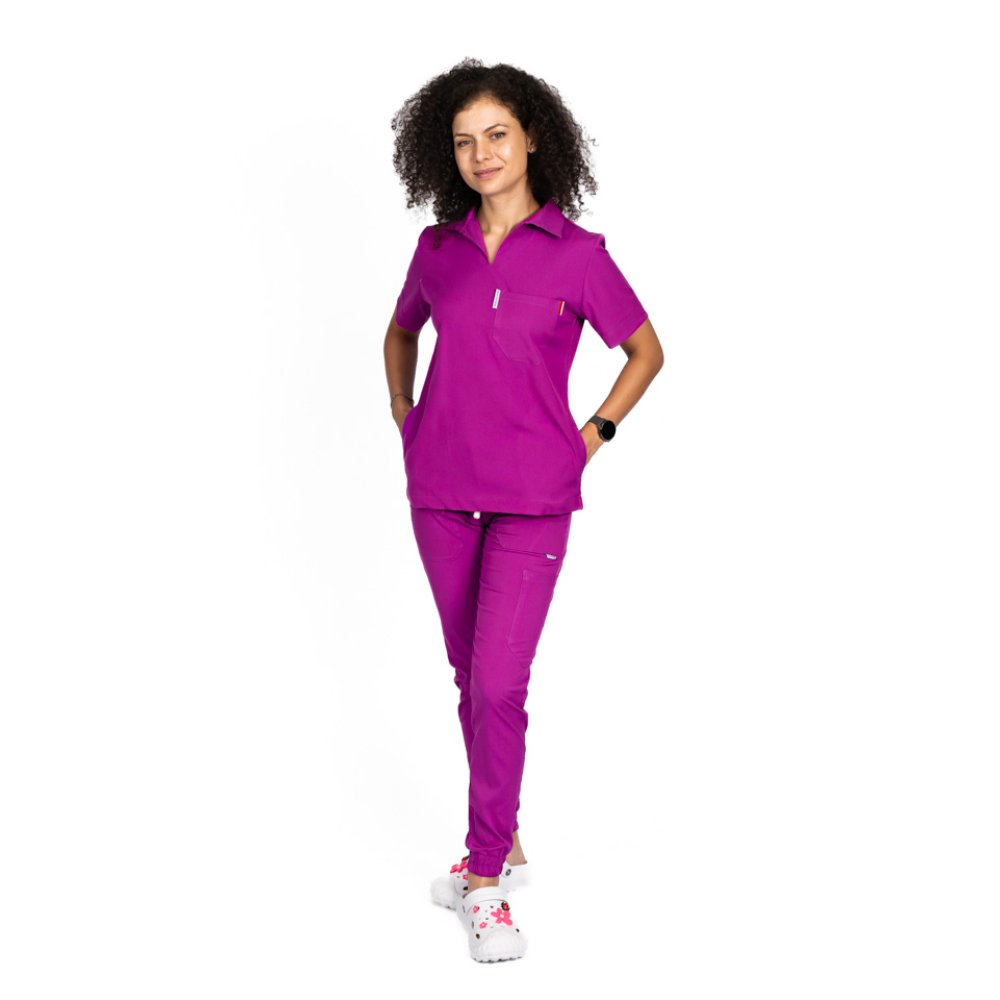 Costum medical stretch polo magenta, cu bluza in V si pantaloni tip jogger, cu snur si elastic