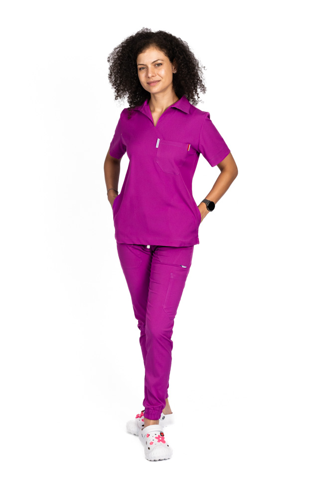 Costum medical stretch polo magenta, cu bluza in V si pantaloni tip jogger, cu snur si elastic