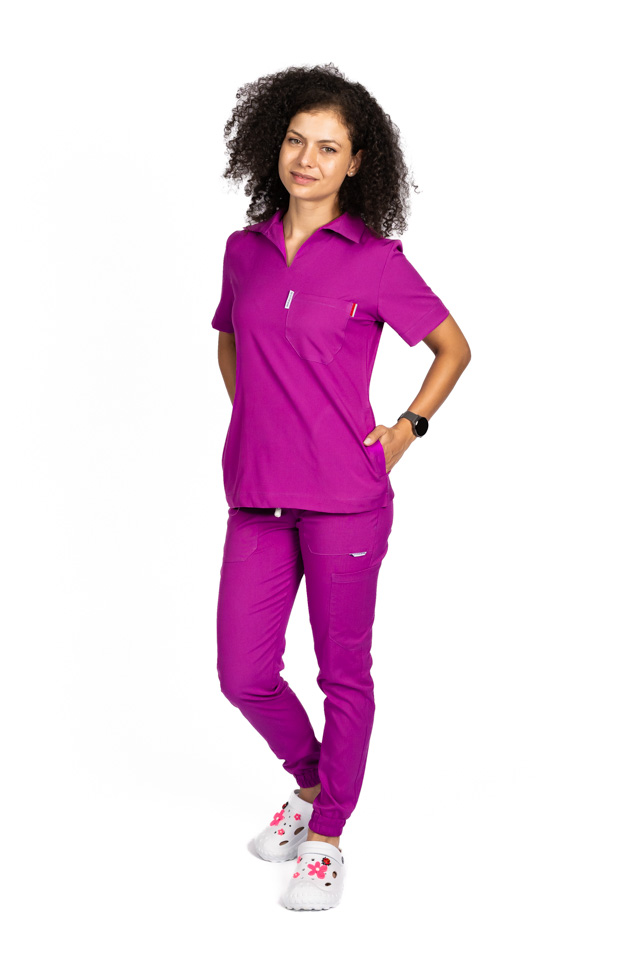 Costum medical stretch polo magenta, cu bluza in V si pantaloni tip jogger, cu snur si elastic