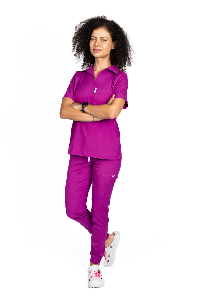 Costum medical stretch polo magenta, cu bluza in V si pantaloni tip jogger, cu snur si elastic