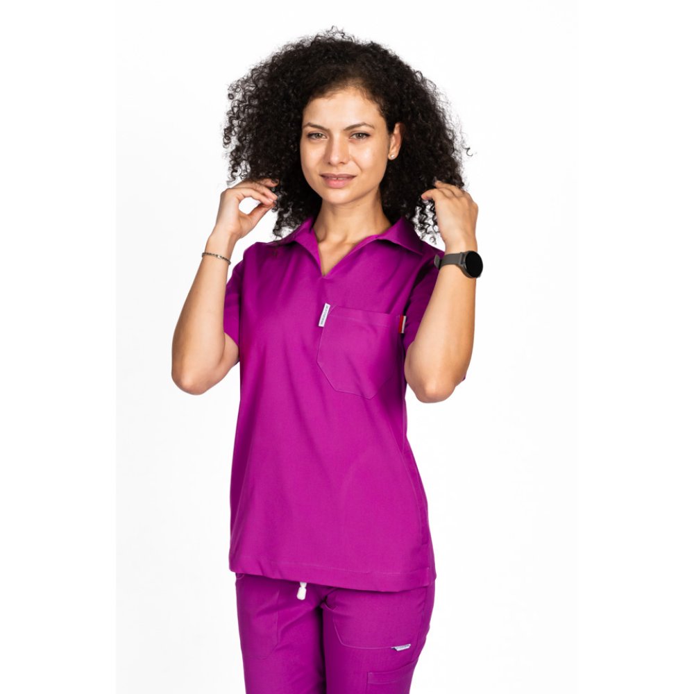 Costum medical stretch polo magenta, cu bluza in V si pantaloni tip jogger, cu snur si elastic