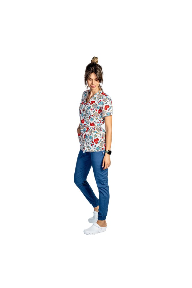 Costum medical kimono stretch Corazon,cu bluza imprimata si pantaloni stretch jogger jeans 