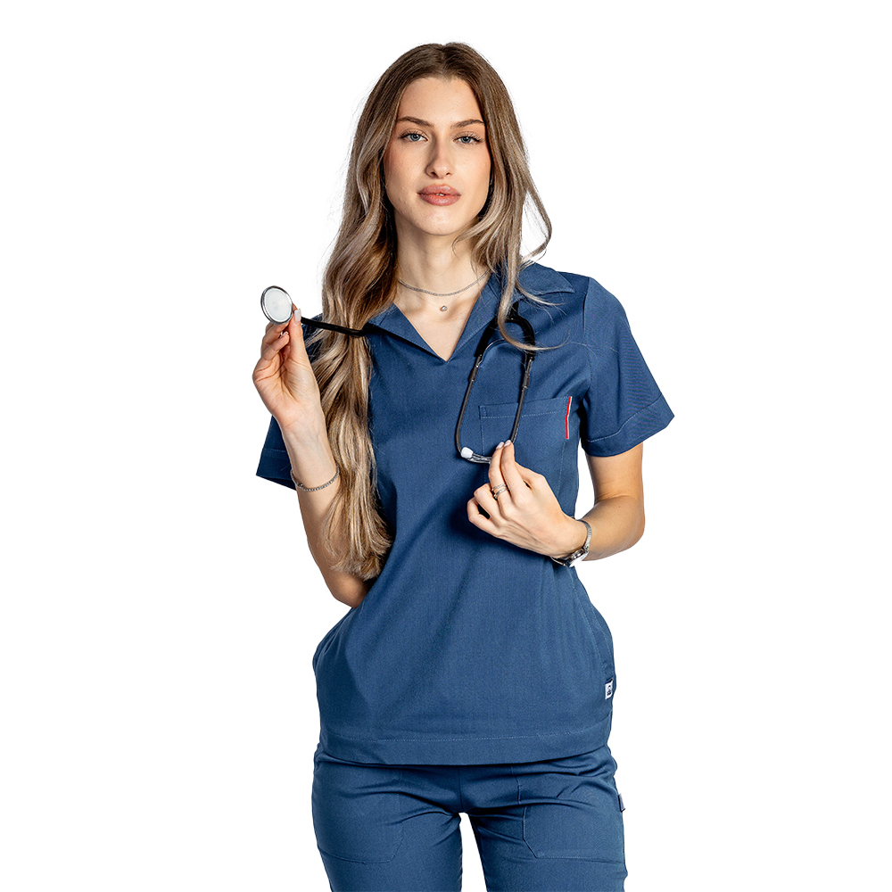 Costum medical stretch polo jeans, cu bluza in V si pantaloni tip jogger, cu snur si elastic