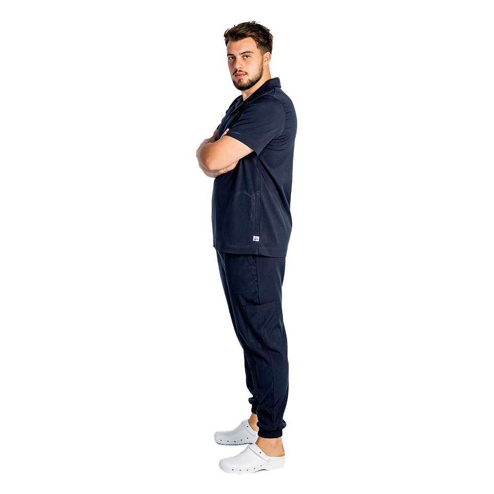 Costum medical stretch polo barbati bleumarin, cu bluza in V si pantaloni tip jogger, cu snur si elastic