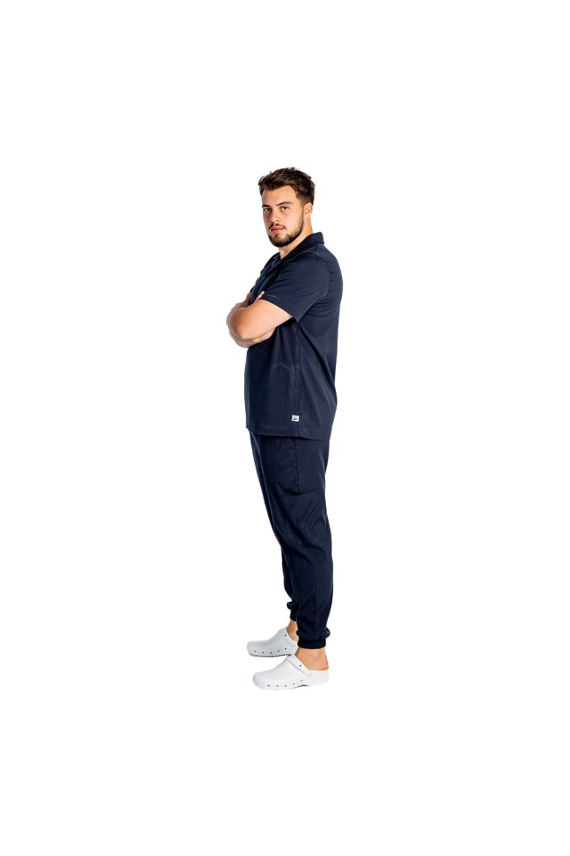 Costum medical stretch polo barbati bleumarin, cu bluza in V si pantaloni tip jogger, cu snur si elastic