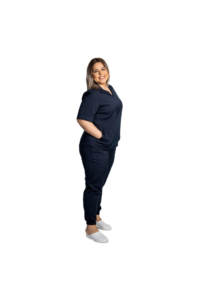 Costum medical stretch polo bleumarin, cu bluza in V si pantaloni tip jogger, cu snur si elastic