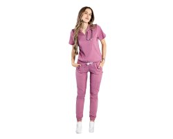 Costum medical stretch polo roz pudrat, cu bluza in V si pantaloni tip jogger, cu snur si elastic
