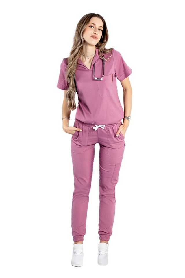 Costum medical stretch polo roz pudrat, cu bluza in V si pantaloni tip jogger, cu snur si elastic