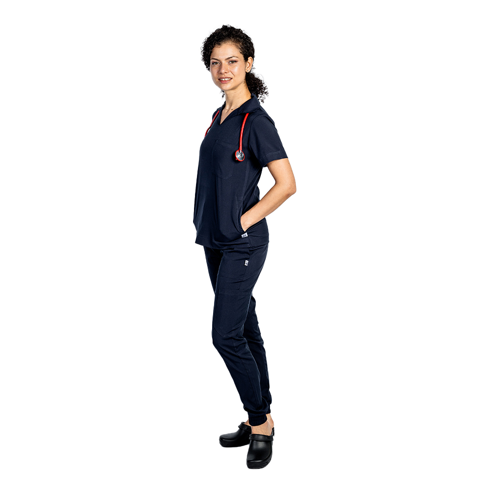 Costum medical stretch polo bleumarin, cu bluza in V si pantaloni tip jogger, cu snur si elastic