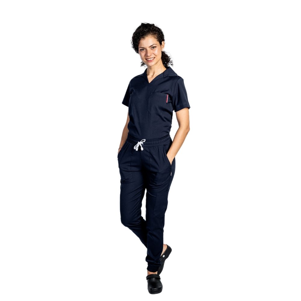 Costum medical stretch polo bleumarin, cu bluza in V si pantaloni tip jogger, cu snur si elastic