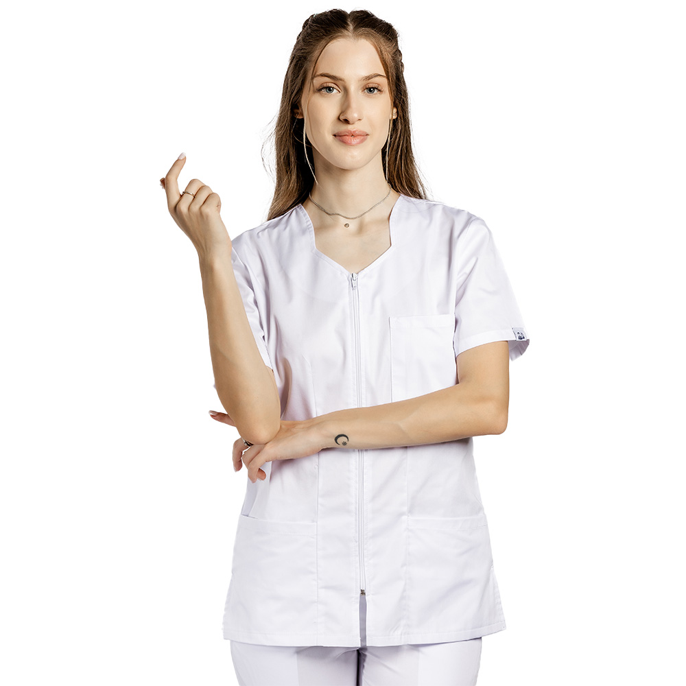 Costum medical alb cu bluza cu fermoar cambrata, trei buzunare aplicate si pantaloni alb cu elastic