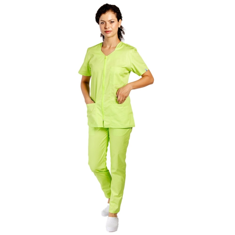 Costum medical lime cu bluza cu fermoar cambrata, trei buzunare aplicate si pantaloni lime cu elastic