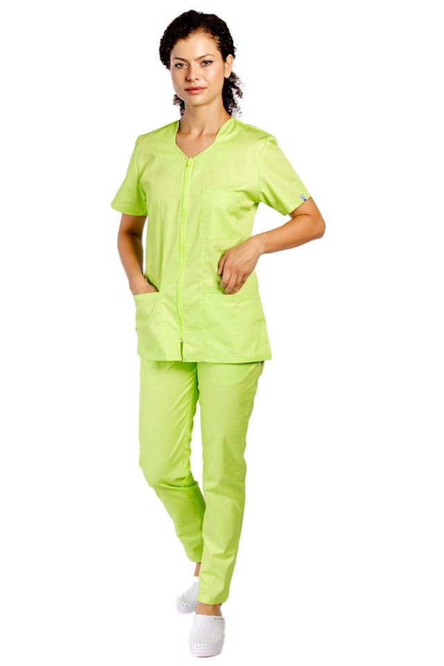 Costum medical lime cu bluza cu fermoar cambrata, trei buzunare aplicate si pantaloni lime cu elastic