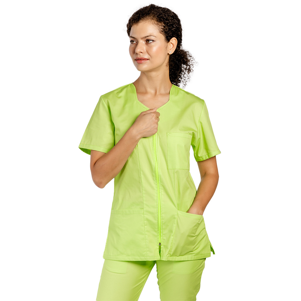 Costum medical lime cu bluza cu fermoar cambrata, trei buzunare aplicate si pantaloni lime cu elastic