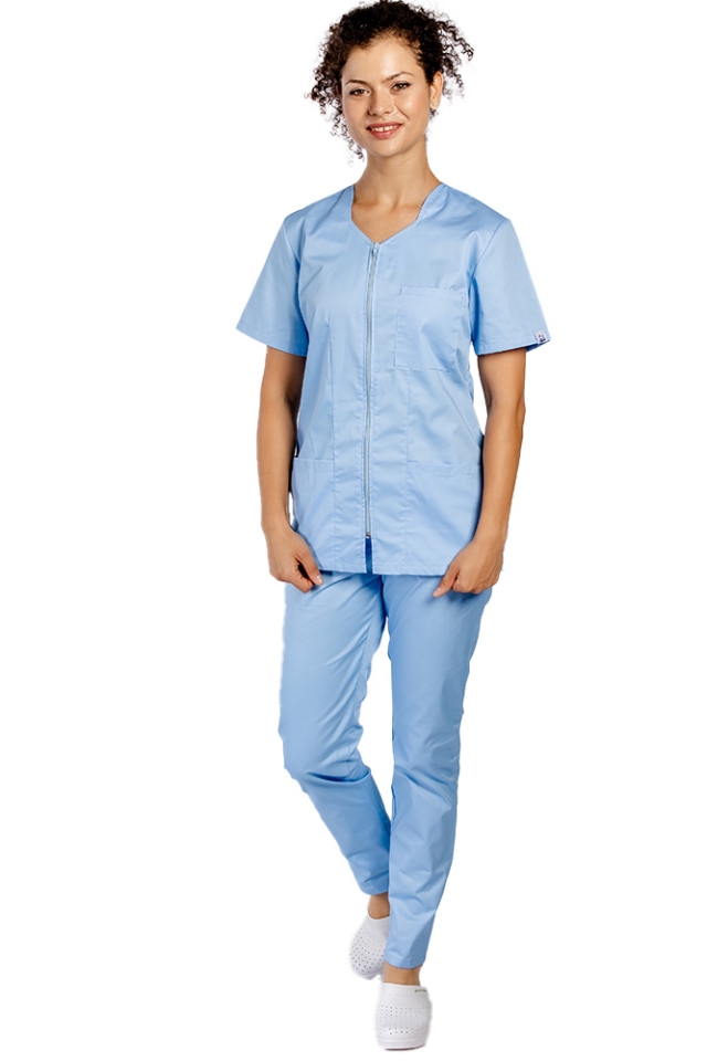 Costum medical bleu cu bluza cu fermoar cambrata, trei buzunare aplicate si pantaloni bleu cu elastic