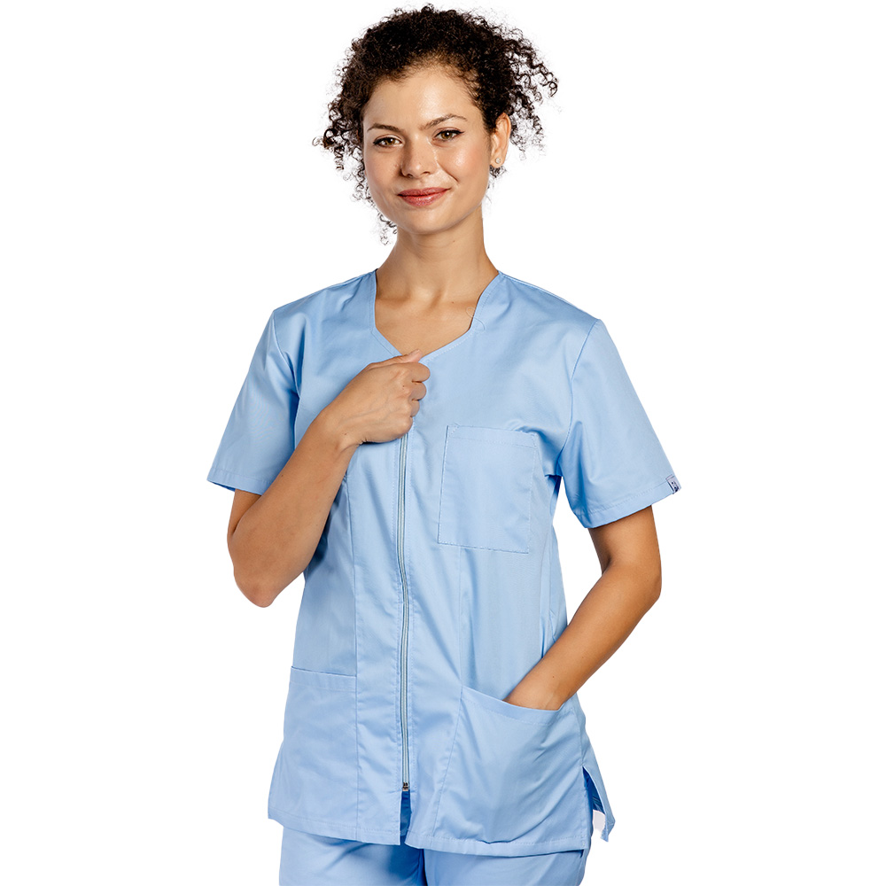 Costum medical bleu cu bluza cu fermoar cambrata, trei buzunare aplicate si pantaloni bleu cu elastic