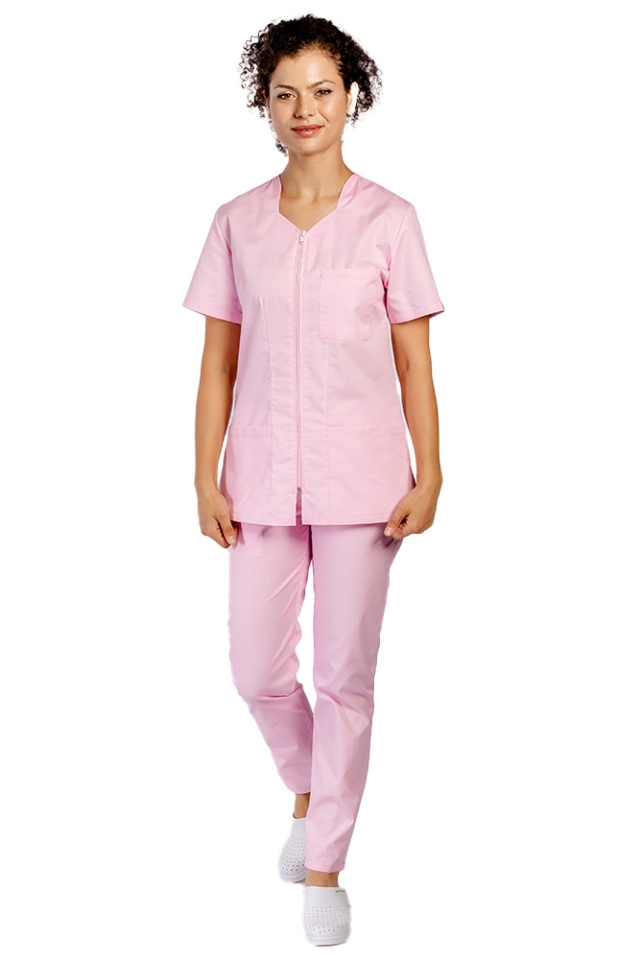 Costum medical roz pal cu bluza cu fermoar cambrata, trei buzunare aplicate si pantaloni roz pal cu elastic