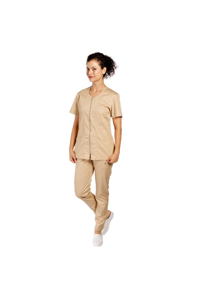 Costum medical crem cu bluza cu fermoar cambrata, trei buzunare aplicate si pantaloni crem cu elastic