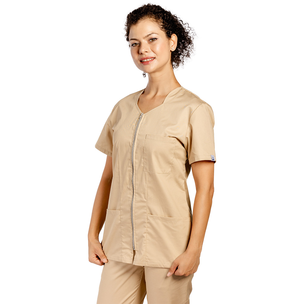 Costum medical crem cu bluza cu fermoar cambrata, trei buzunare aplicate si pantaloni crem cu elastic