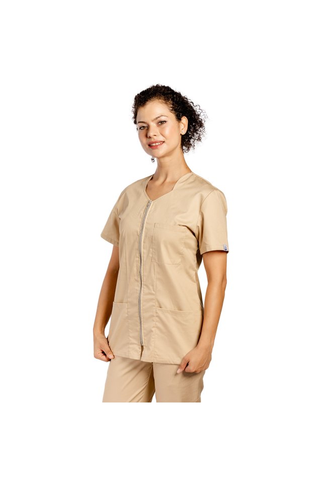 Costum medical crem cu bluza cu fermoar cambrata, trei buzunare aplicate si pantaloni crem cu elastic