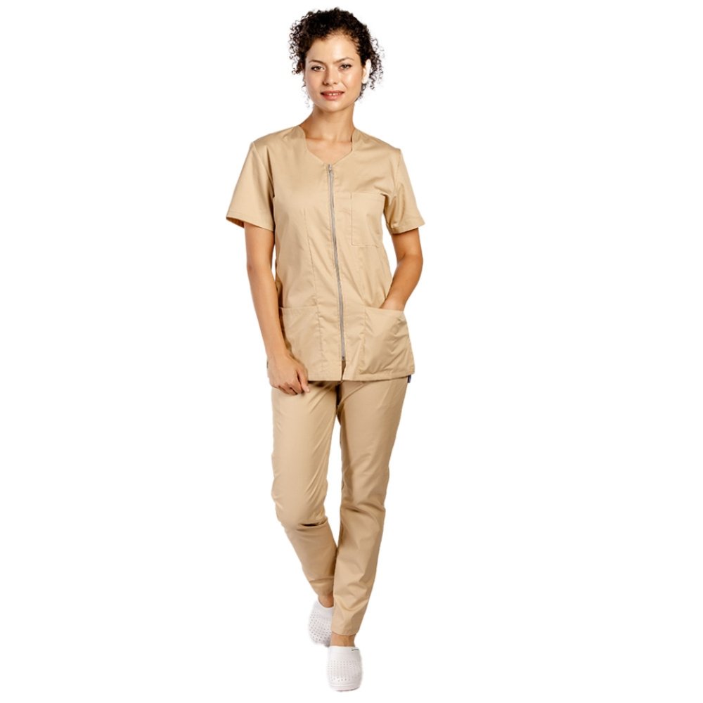 Costum medical crem cu bluza cu fermoar cambrata, trei buzunare aplicate si pantaloni crem cu elastic