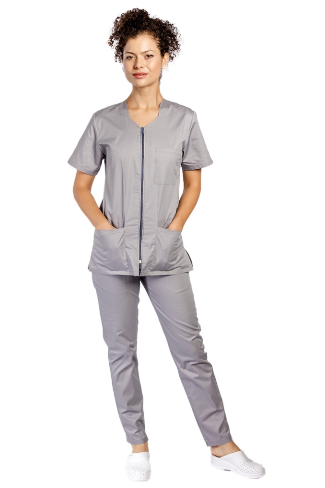 Costum medical gri cu bluza cu fermoar cambrata, trei buzunare aplicate si pantaloni gri cu elastic