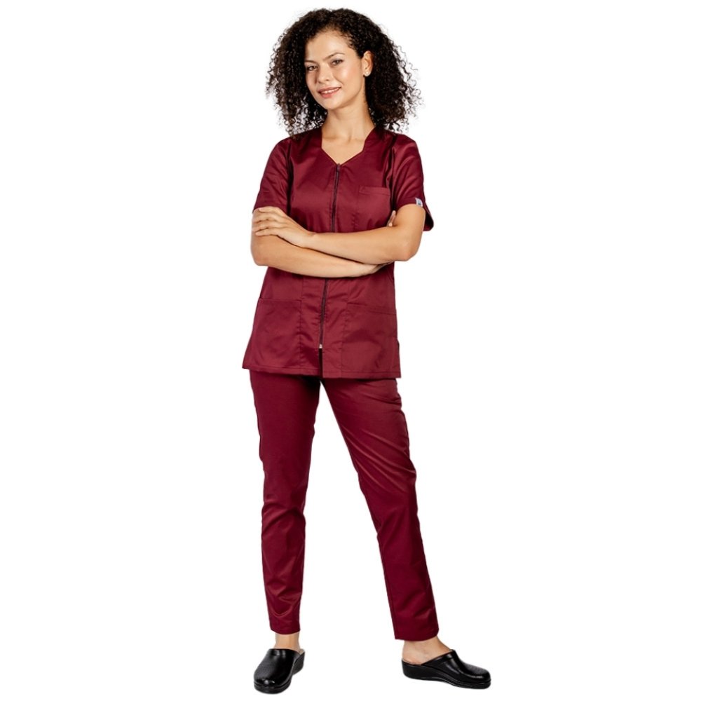 Costum medical grena, bluza cu fermoar cambrata, trei buzunare si pantaloni cu elastic