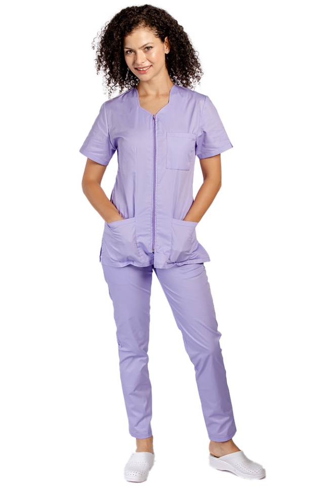 Costum medical lila, bluza cu fermoar cambrata, trei buzunare si pantaloni cu elastic