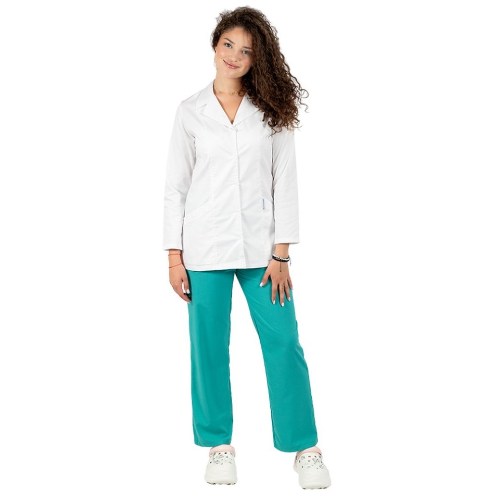 Halat medical alb scurt, dama, cu guler cu rever ,inchidere capse, doua buzunare si maneca lunga