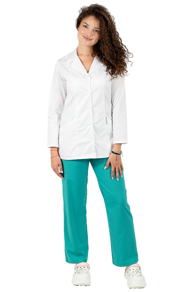 Halat medical alb scurt, dama, cu guler cu rever ,inchidere capse, doua buzunare si maneca lunga