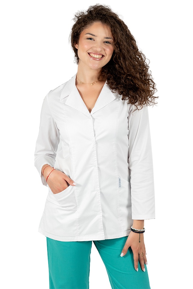 Halat medical alb scurt, dama, cu guler cu rever ,inchidere capse, doua buzunare si maneca lunga