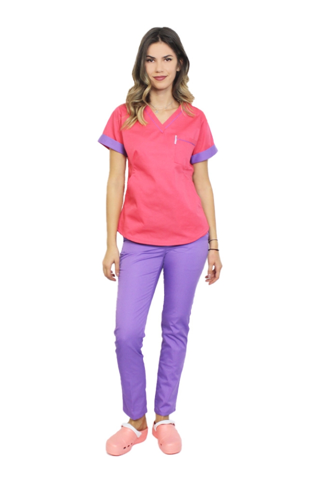 Costum medical format din bluza ciclam cu paspol mov si pantaloni, model Amani