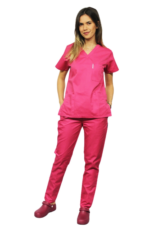 Costum medical ciclam, bluza cu anchior in V, trei buzunare si pantaloni cu elastic